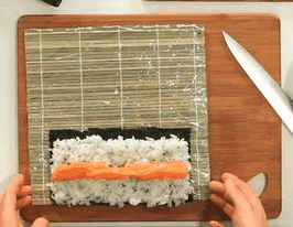 rolling_salmon_sushi